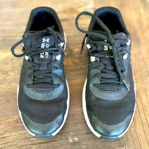 👟 Boys under armour sneakers in black - gently used!
